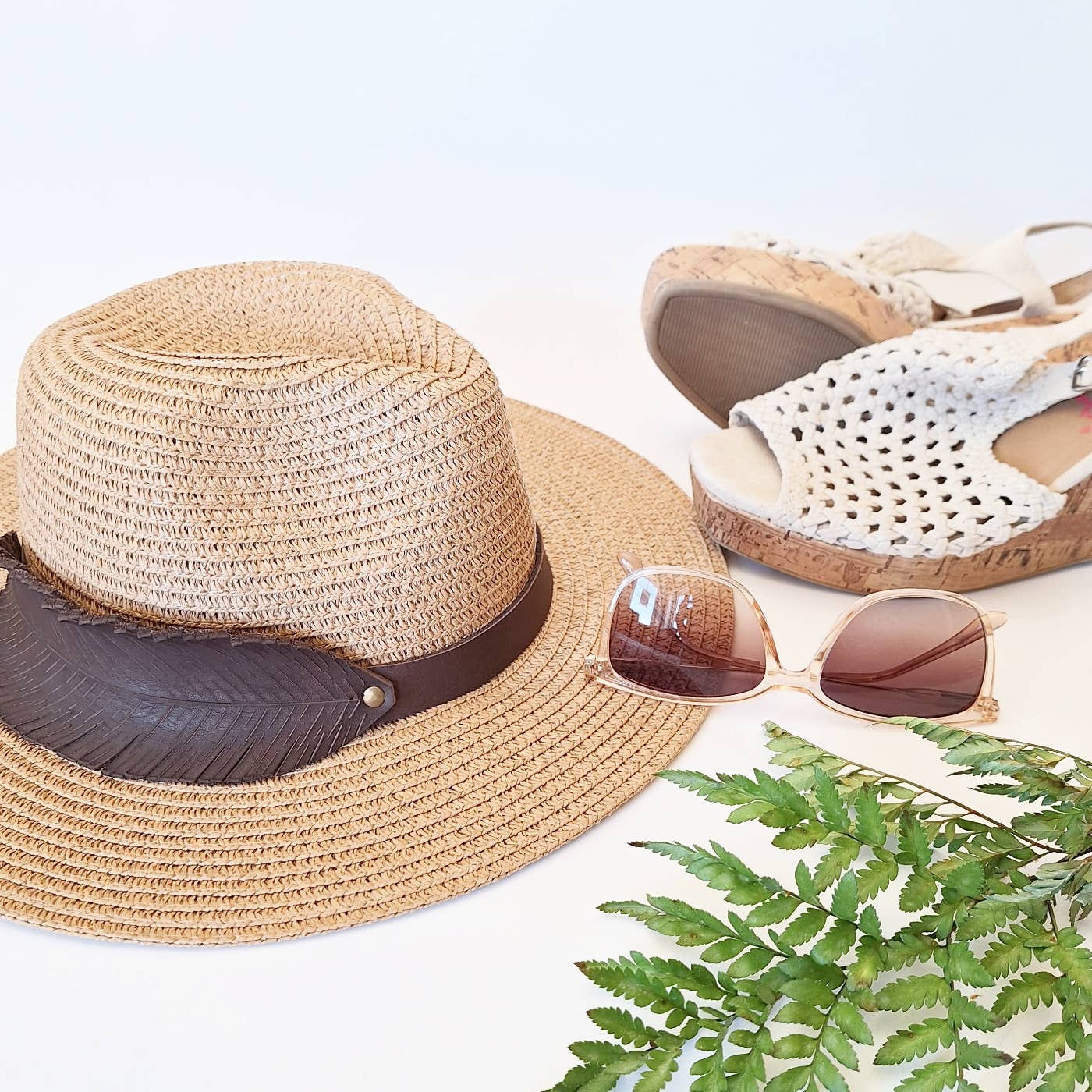 "NEW" FEDORA HAT - Womens Straw with Hand-Carved Feather Leather Band