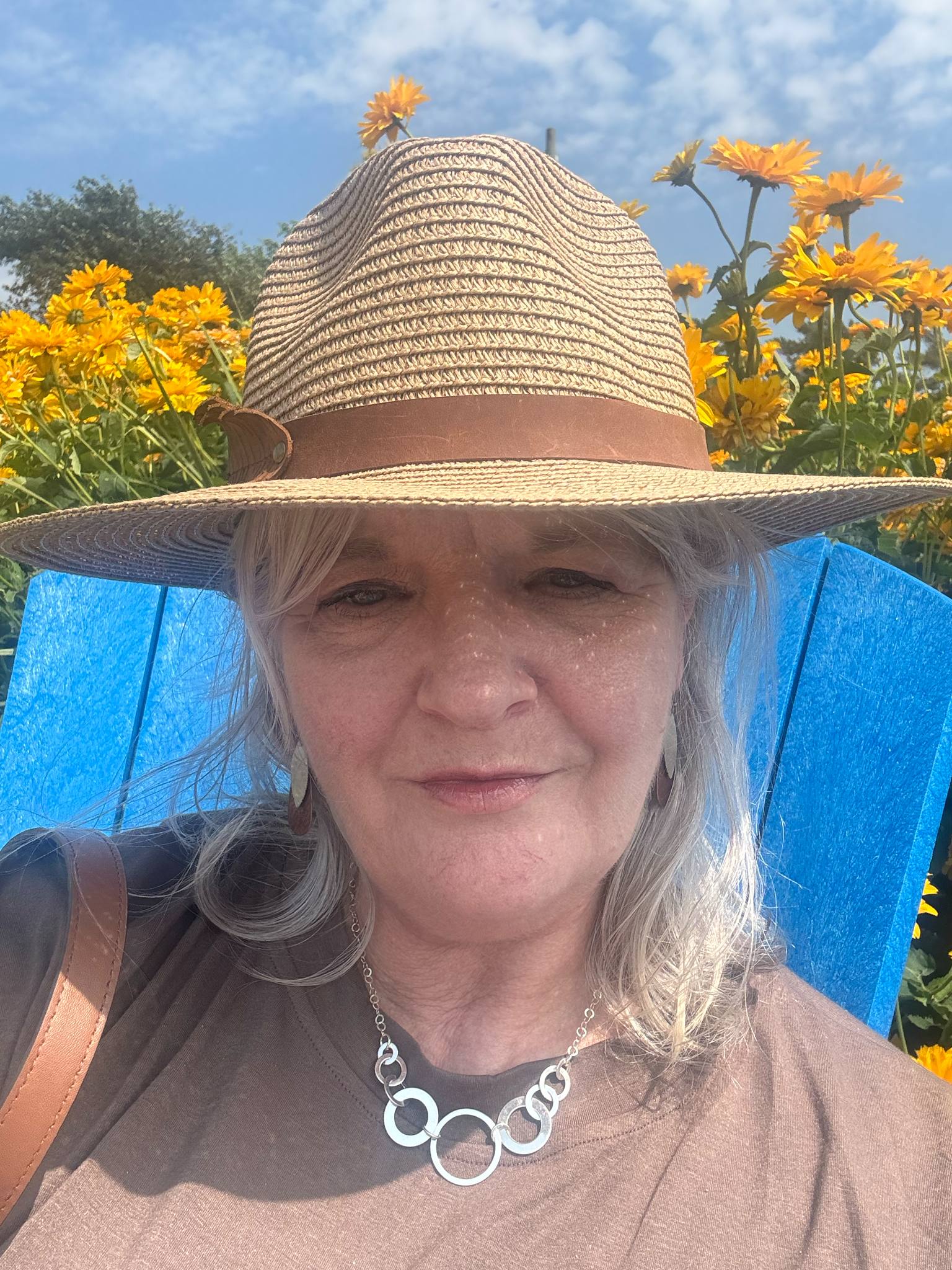 "NEW" FEDORA HAT - Womens Straw with Hand-Carved Feather Leather Band (Carmel)