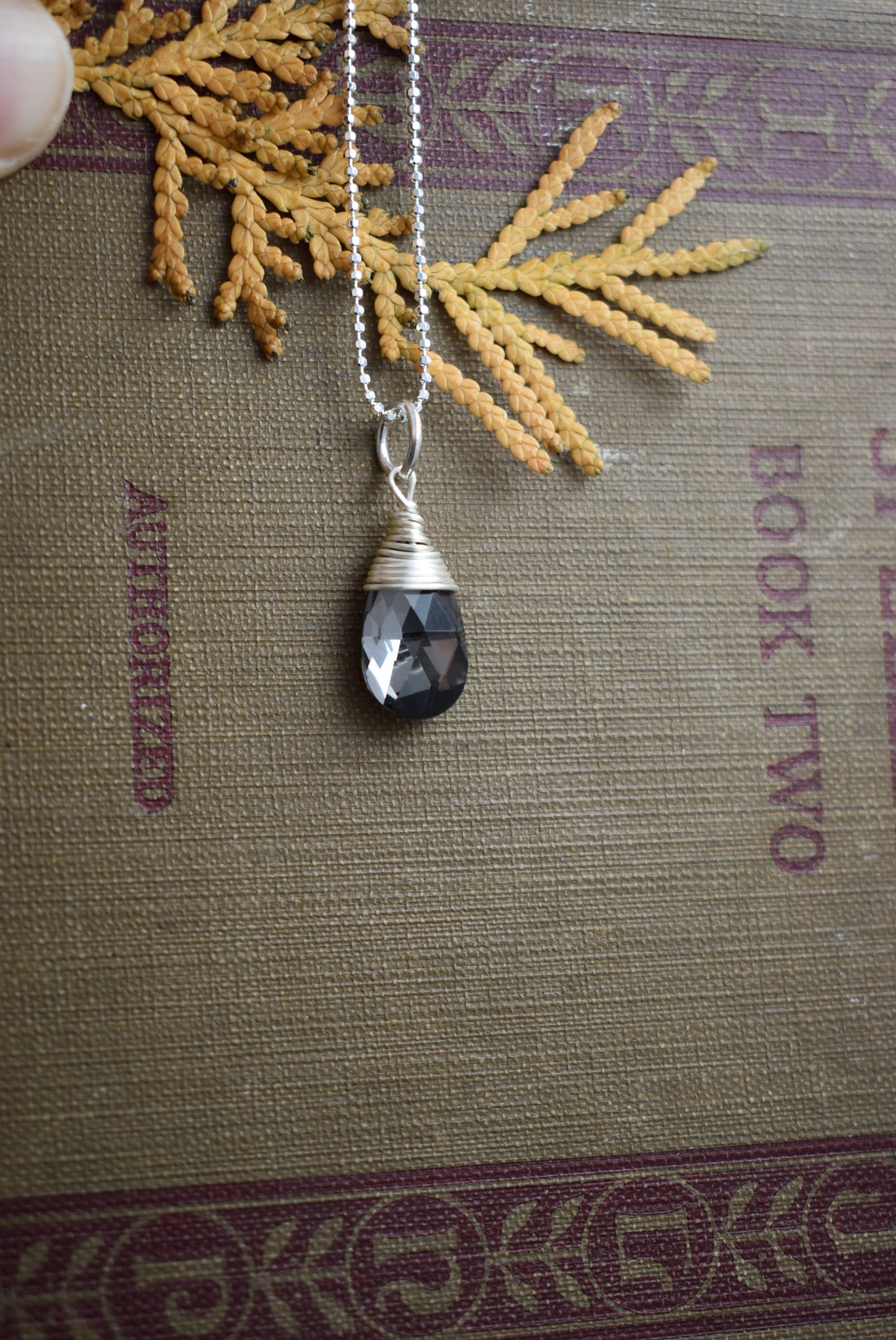 "NEW" NECKLACE - GREY SWAROVSKI CRYSTAL DROP